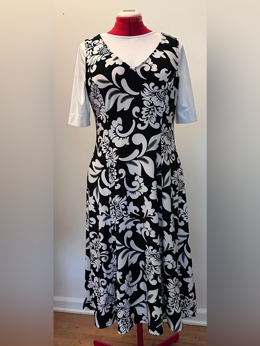 Black Elegant Julian Taylor New York fit-and-flare dress featuring a bold black,